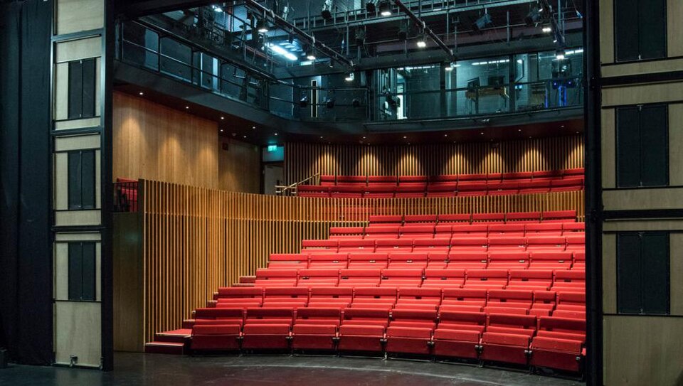 Photo: Wikimedia Commons, https://commons.wikimedia.org/wiki/File:Lamda_theatre_london.jpg